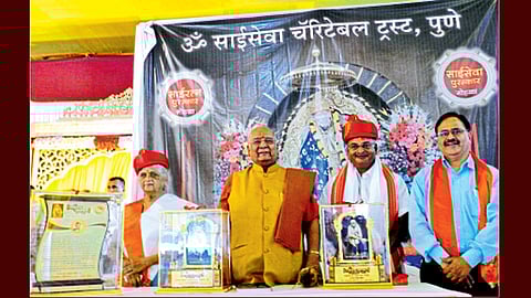 राजाराम पूल - साईसेवा चॅरिटेबल ट्रस्टतर्फे आयोजित कार्यक्रमात श्रीगुरू बालाजी तांबे यांच्या हस्ते नीला चांदोरकर आणि प्रमोद आहेर यांना रविवारी गौरविण्यात आले.