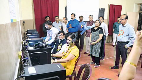 बाजीराव रस्ता - पूना नाइट हायस्कूल आणि श्रीमंत दगडूशेठ हलवाई सार्वजनिक गणेशोत्सव ट्रस्ट कनिष्ठ महाविद्यालयातील ई-लर्निंग अभ्यासिकेच्या उद्‌घाटनाप्रसंगी मान्यवर.