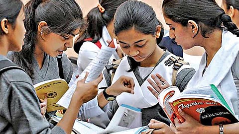 परीक्षा निर्णयाचे हेलकावे आणि विद्यार्थी