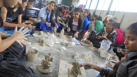 विद्यार्थ्यांनी शाडू मातीपासुन पर्यावरण पूरक गणेशमूर्ती केल्या तयार