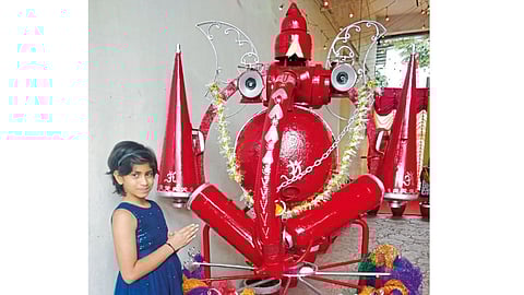 एरंडवणे - अग्निशमन साहित्यापासून साकारलेल्या गणपतीसमवेत गायत्री.