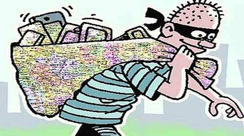 वीज गेल्याने दार उघडे करून ठेवणे पडले महागात