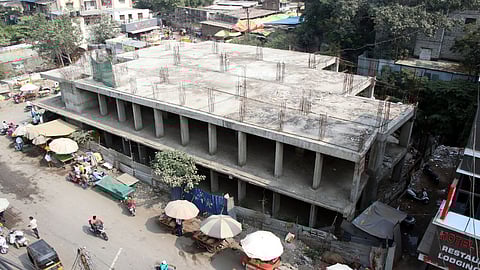 औरंगाबाद : बीओटी प्रयोगामुळे औरंगपुरा भाजीमंडईच्या पुर्वीच्या जागेवर उभा व्यापारी संकुलाचा सांगाडा 