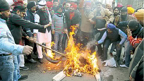 लखनौ - नानकाना साहिब गुरुद्वारावरील हल्ल्याच्या निषेधार्थ रविवारी शीख समुदायाकडून पाकिस्तानचे पंतप्रधान इम्रान खान यांच्या प्रतीकात्मक पुतळ्याचे दहन करण्यात आले.