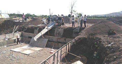 जलालखेडा : पुलाच्या बांधकामात अशाप्रकारे सर्रास काळ्या वाळूचा वापर होत आहे. 