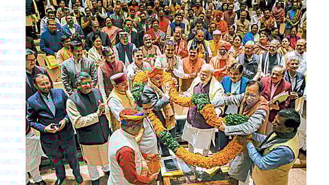 नवी दिल्ली - भाजपच्या संसदीय पक्षाच्या बैठकीत सोमवारी पक्षाचे राष्ट्रीय अध्यक्ष जे. पी. नड्डा यांचा सत्कार करताना पंतप्रधान नरेंद्र मोदी आणि इतर नेते.