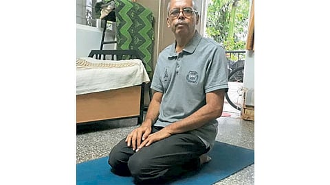 योगासन करताना जयंत देवधर.