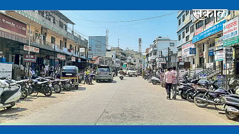 कामशेत - बाजारपेठेतील मुख्य रस्त्यावर अस्ताव्यस्त लावलेली वाहने.