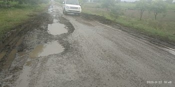 Pits fell on Pune to Nashik National Highway due to rains