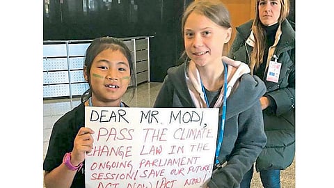 पर्यावरणवादी कार्यकर्त्या लिसिप्रिया कांगुजम आणि ग्रेटा थुनबर्ग.