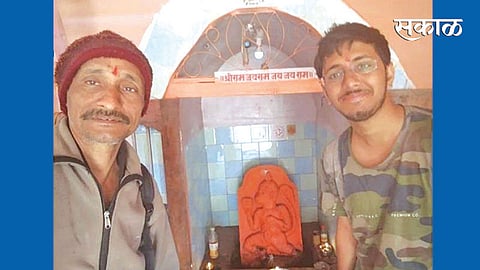 करजगाव येथील मारुती मंदिरात मानस बेडेकर व त्याचे वडील.