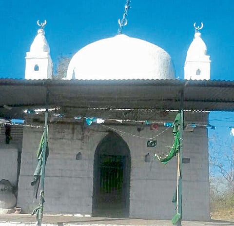 पोतरा ः बोल्‍डा येथील मिश्कीन शहावली बाबांचा दर्गा.