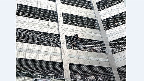 मुंबई - सामान्यांचे प्रश्न मार्गी लागत नसल्याने हतबल झालेले नागरिक मंत्रालयागत येऊन आपल्या प्रश्नाकडे लक्ष वेधण्यासाठी नाईलाजाने आत्महत्या करण्याचे वाढीस लागल्याने सुरक्षिततेसाठी उपाय म्हणून सोमवारी जाळी लावण्यात आल्या.