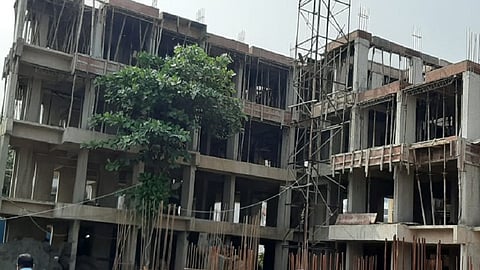 डोंबिवलीतील आरक्षित गुरचरण जमिनीवर उभारण्यात आलेली अनधिकृत इमारत