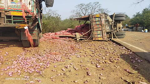 On old Mumbai Pune Express Highway 25 tons of onion on the road in Accident of truck 