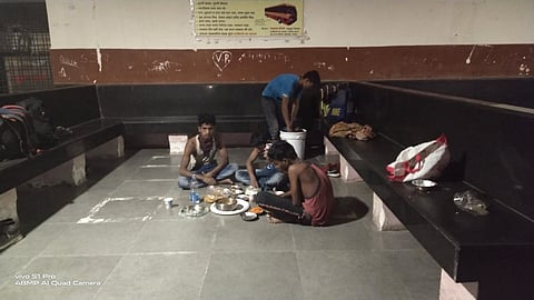 पारशिवनी :  फसवणूक झाल्यानंतर खिशात गावाकडे जाण्यासाठी भटकत असलेले मजूर सामाजिक कार्यकर्त्यांनी आश्रम दिल्यानंतर जेवण करीत असताना. 