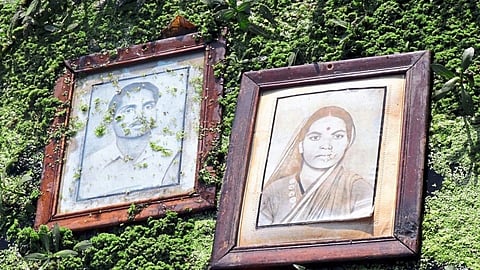 Photographs of ancestors are being thrown in the trash panchvati Nashik Marathi News