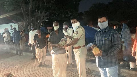 Corona virus police Provides lunch box for the needy people in Pune