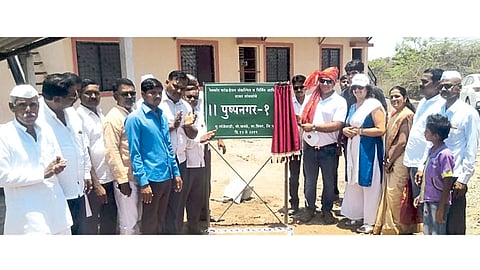 कवठे येमाई (ता. शिरूर) - हिलाळ वस्ती येथे रेलफोर कंपनीच्या माध्यमातून १५ मोफत घरे देण्यात आली. त्याच्या लोकार्पण सोहळ्याप्रसंगी रेलफोर कंपनीचे संस्थापक अध्यक्ष दीपक नथानी व इतर.