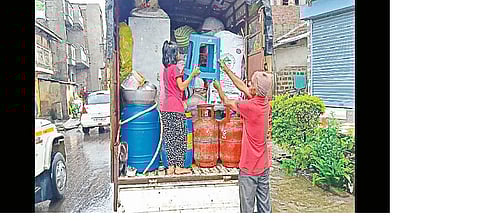 Forcibly relocate people along the river in the district