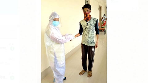 इंदापूर - कोरोनाबाधीत रुग्णांना राखी बांधताना कोरोना योध्या महिला शासकीय वैद्यकीय अधिकारी.