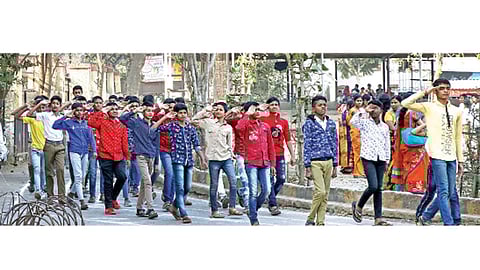 पिंपरी गाव - प्रजासत्ताकदिनाच्या पूर्वसंध्येला संचलनाचा सराव करताना नव महाराष्ट्र विद्यालयाचे विद्यार्थी.