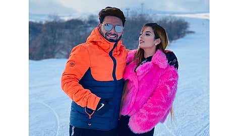 Rishabh Pant Shares Photo with girlfriend Isha Negi: