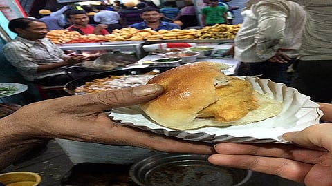 Robbery of Vadapav vendor.jpg