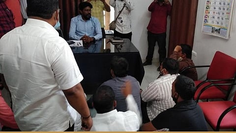 social workers Sit in the supply officer room in Ichalkaranji kolhapur marathi news