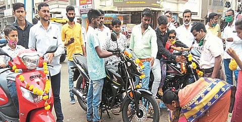 Dussehra also has a large turnover in the corona effect; Crowds in the market