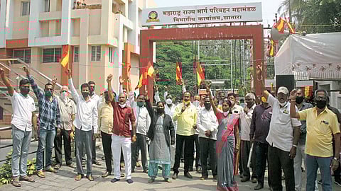 वेतन न मिळाल्याने साताऱ्यात एसटी कर्मचाऱ्यांचे आंदोलन