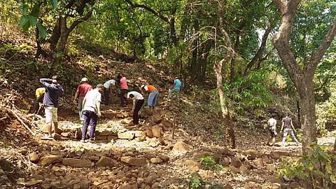 सटवाईवाडी - येथे तरुणांनी श्रमदान करुन सटवाईदेवी मंदीराच्या पायर्यांची दुरुस्ती केली आहे.