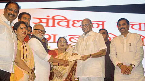 मुंबई - राष्ट्रवादी कॉंग्रेसचे अध्यक्ष शरद पवार यांच्या वाढदिवसानमित्त बुधवारी आयोजित कार्यक्रमात शुभेच्छांसह दुष्काळग्रस्ताच्या मदतीसाठीचे धनादेश त्यांच्याकडे सुपूर्त करण्यात आले.