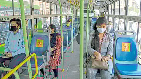 नवी दिल्ली - बससेवा सुरू झाल्यानंतर प्रवासी सोशल डिस्टन्सिंगचे पालन करताना.