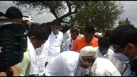 उस्मानाबाद : शेतकऱ्याच्या पाया पडताना कृषिमंत्री दादा भुसे. 