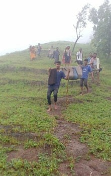 रस्ते नाही म्हणून ॲम्बूलन्स नाही, त्यामुळे ‘बांबूलन्स' ने जावे लागते रुग्णांना !  