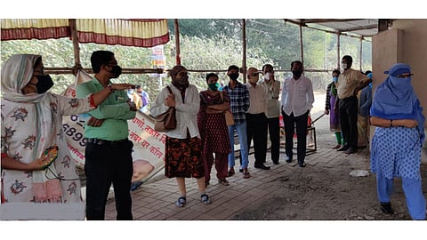 हडपसर - महापालिकेच्या बनकर शाळा येथील  केंद्रावर शिक्षकांची  टेस्ट करण्यासाठी मोठी गर्दी होत आहे.