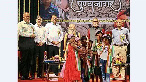 पर्वती दर्शन - शंकरराव भोई स्मृति प्रतिष्ठानतर्फेआत्महत्याग्रस्त शेतकऱ्यांच्या मुलांच्या हस्ते मशालीचा पोत प्रज्वलीत करून पुण्यजागर शिक्षणाचा' या कार्यक्रमाचे उद्‌घाटन करण्यात आले. याप्रसंगी (डावीकडून) डॉ.विठ्ठल जाधव, डॉ.भूषण गगराणी, व्ही.लक्ष्मीनारायण.