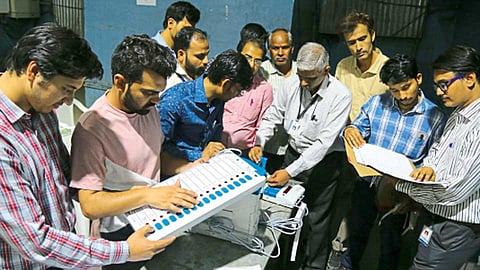 गणेश कला क्रीडा मंच (स्वारगेट) - लोकसभा निवडणुकीसाठी निवडणूक कर्मचाऱ्यांना दुसरे प्रशिक्षण नुकतेच देण्यात आले. या वेळी ‘व्हीव्हीपॅट’मशिनची कार्यपद्धती समजून घेताना कर्मचारी.