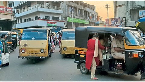 तळेगाव दाभाडे : अवैध प्रवासी वाहतूक करणारी वाहने. (संग्रहित छायाचित्र)