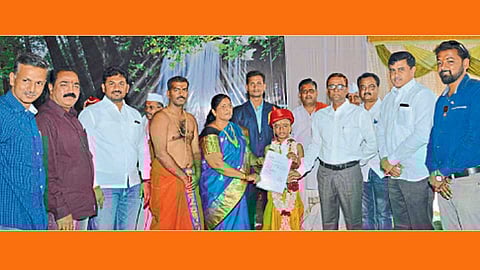 परभणी - व्रतबंध संस्कारातील खर्चाची बचत करून आत्महत्याग्रस्त शेतकऱ्यांच्या कुटुंबीयांना मदत म्हणून एक लाखाच्या मदतीचे पत्र बुधवारी उपजिल्हाधिकारी अंकुश पिनाटे यांना देताना सचिन दैठणकर व अन्य.