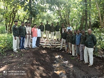 वनविभागाच्या अधिकारी, कर्मचाऱयांनी श्रमदानातून एकाच दिवसात बांधला वनराईबंधरा ! 