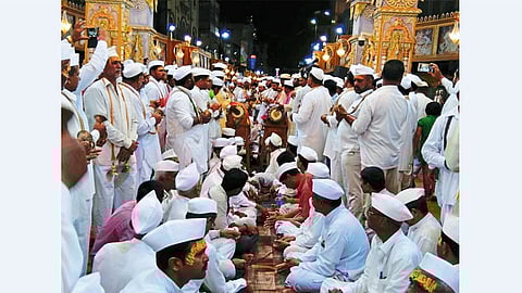 पुणे - श्रीमंत दगडूशेठ हलवाई गणपती ट्रस्टच्या शतकोत्तर रोप्यमहोत्सवी गणशोत्सवात वारकरी भजन सादर करण्यात आले.