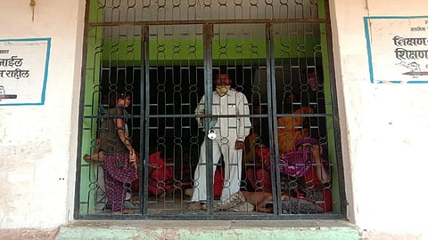 जालना : कळंब शहरातील जिल्हा परिषद शाळेत ठेवण्यात आलेले ऊसतोड मजूर. 