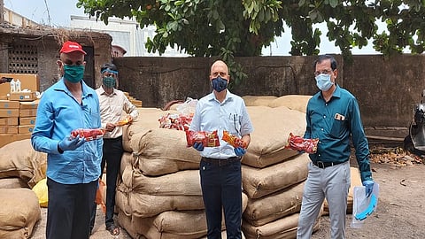 सॅनिटायझरच्या बॉक्सेसमधून आता 'हेचं' नेणं होतं बाकी, पोलिसांनी मारला छापा आणि पकडलं वाचा...