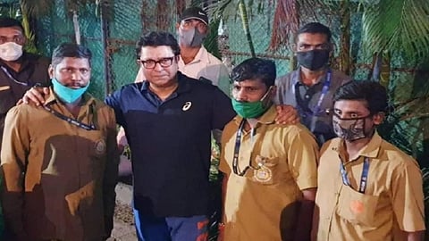 जेंव्हा राज ठाकरे सफाई कर्मचाऱ्यांच्या खांद्यात खांदे मिसळून फोटो काढतात