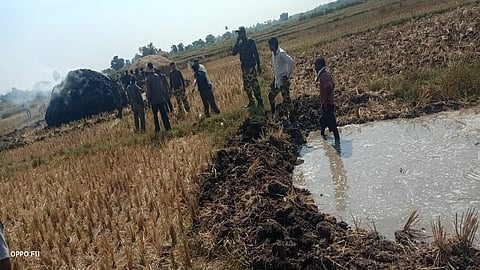 police and people controlled fire by making human chain 