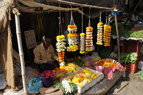 हृदयद्रावक! फुलेविक्रेत्यांचे आयुष्य कोमजले; दैनंदिन गरजांसाठीही पैसे नाहीत