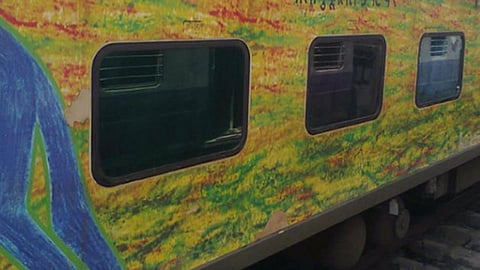 Coronavirus: एसी डब्यांचे तापमान २५ अंश