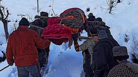 सलाम तुमच्या शौर्याला! गर्भवती महिलेसाठी जवान बनले देवदूत